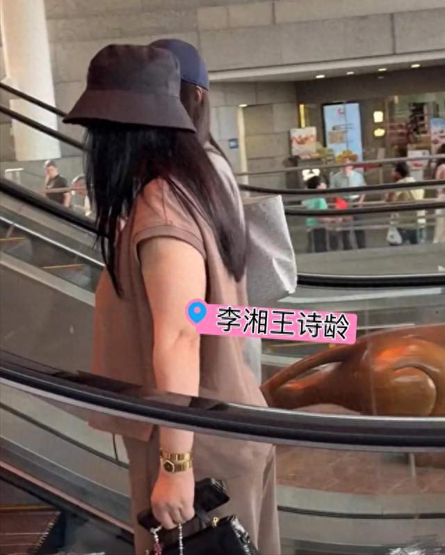 路人偶遇李湘母女，评价折射畸形身材凝视