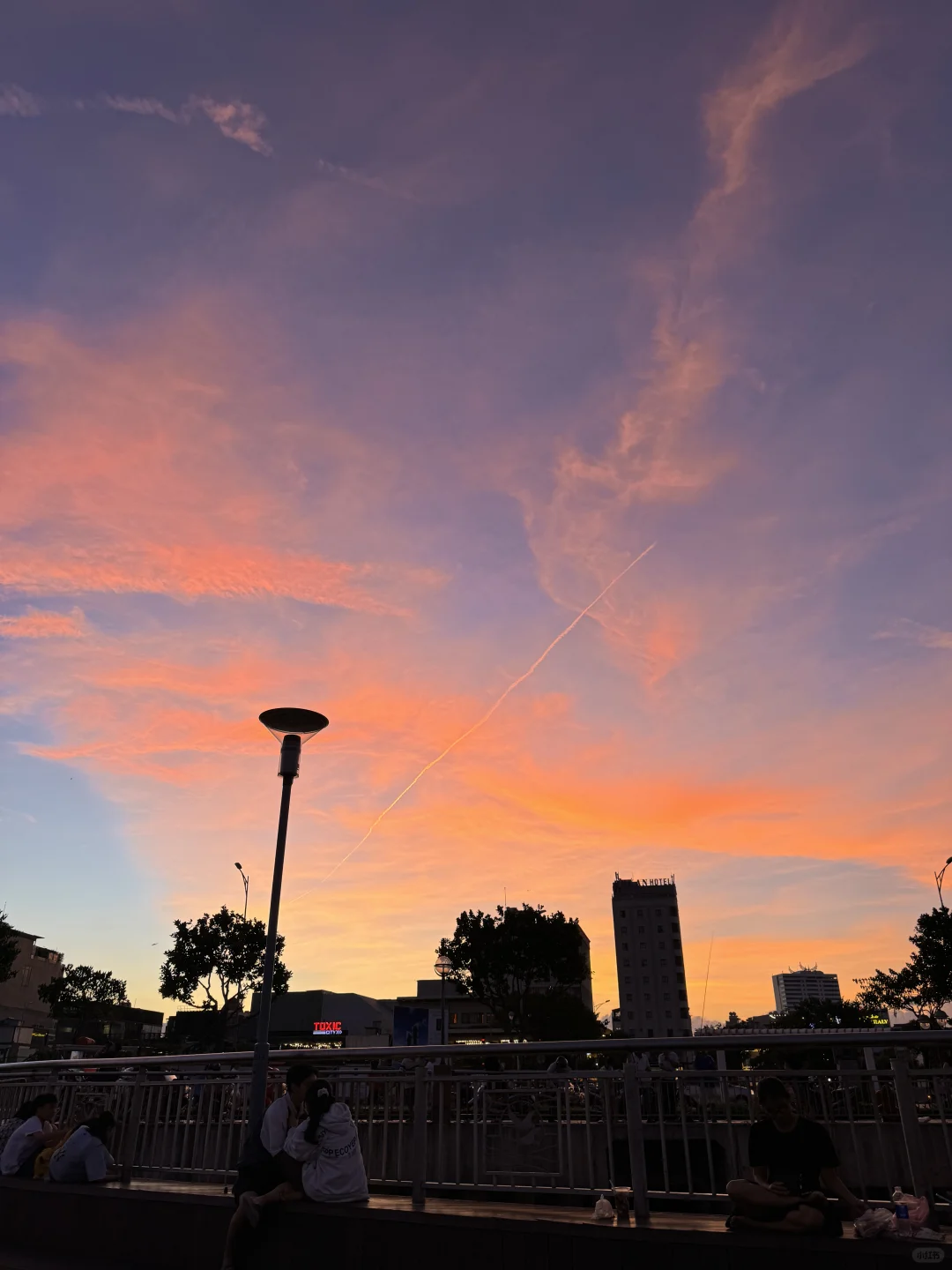 永远会被灿烂晚霞余晖给治愈🌇