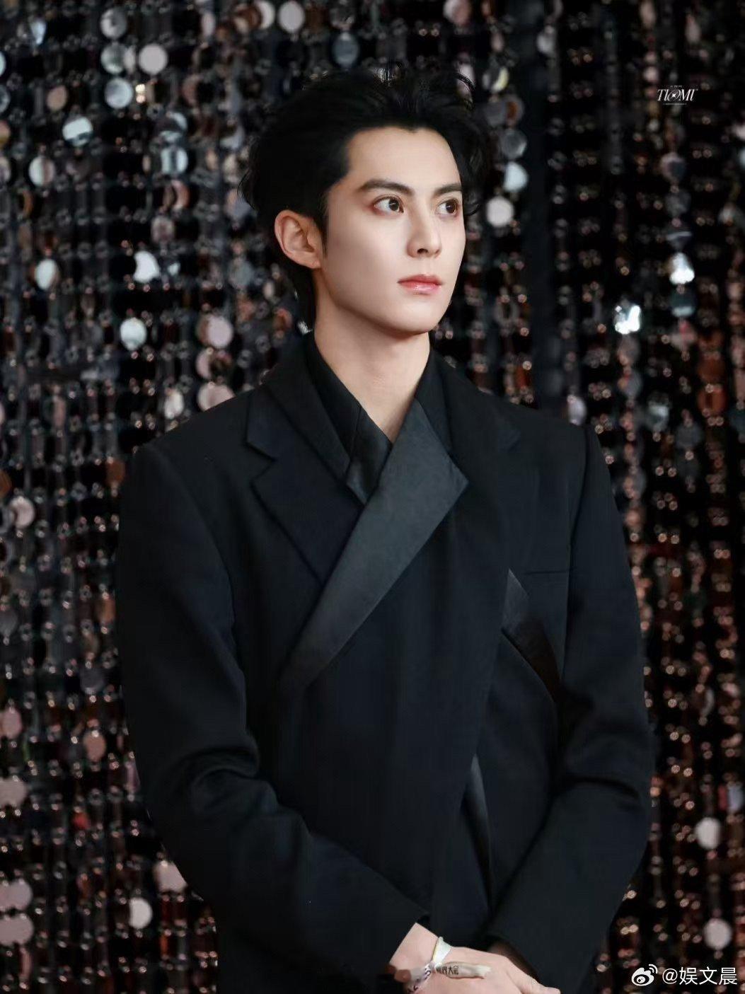 王鹤棣上了红毯还在打球 微博视界大会红毯直击！王鹤棣把红毯变个人秀场，每步都踩在