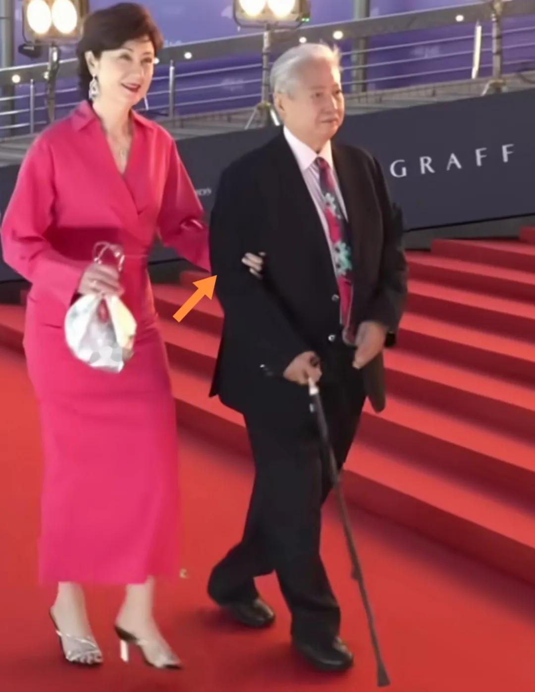 高丽虹搀扶着洪金宝出席香港电影金像奖活动。