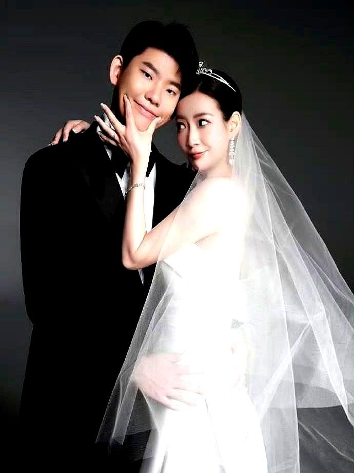 刷到他俩结婚的照片，突然有点恍惚。
 

伴郎伴娘团直接拉来了半个国家队，这群平