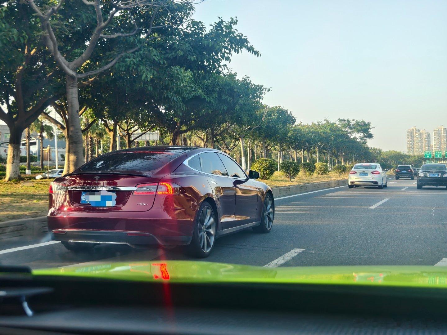 偶遇台蓝牌的Model S，妥妥大佬啊，这颜色也好看[舔屏] ​​​