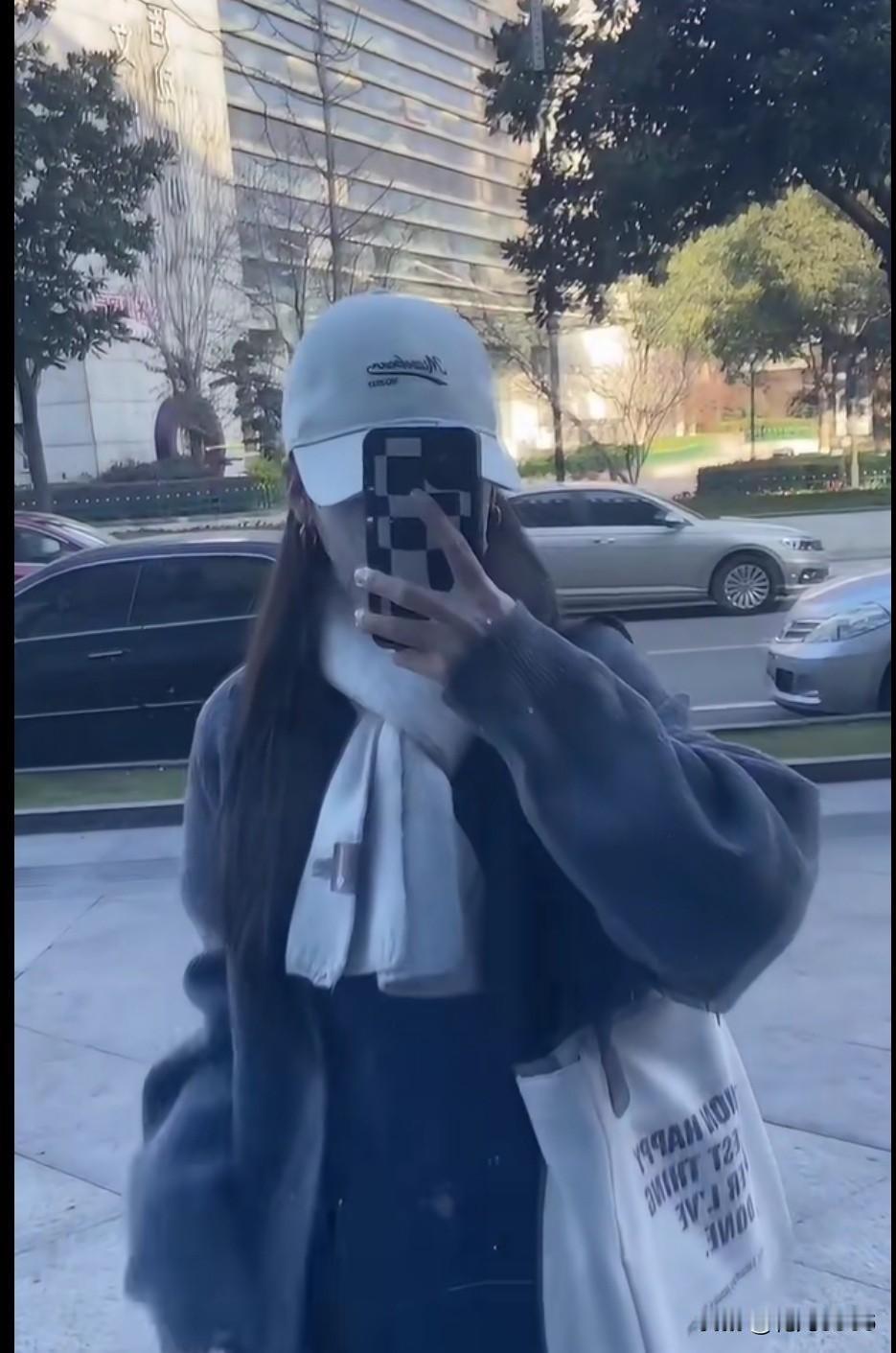 《春天的信笺》
好久不见
想寄给你一页
春天的信笺
你看
繁花如梦
绿柳如烟
恰