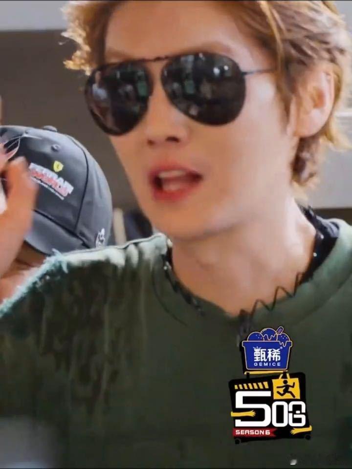 发箍挂脖也是鹿晗ootd的一环哈哈哈哈哈 发箍不是用来戴头上的吗，鹿晗偏要挂脖子