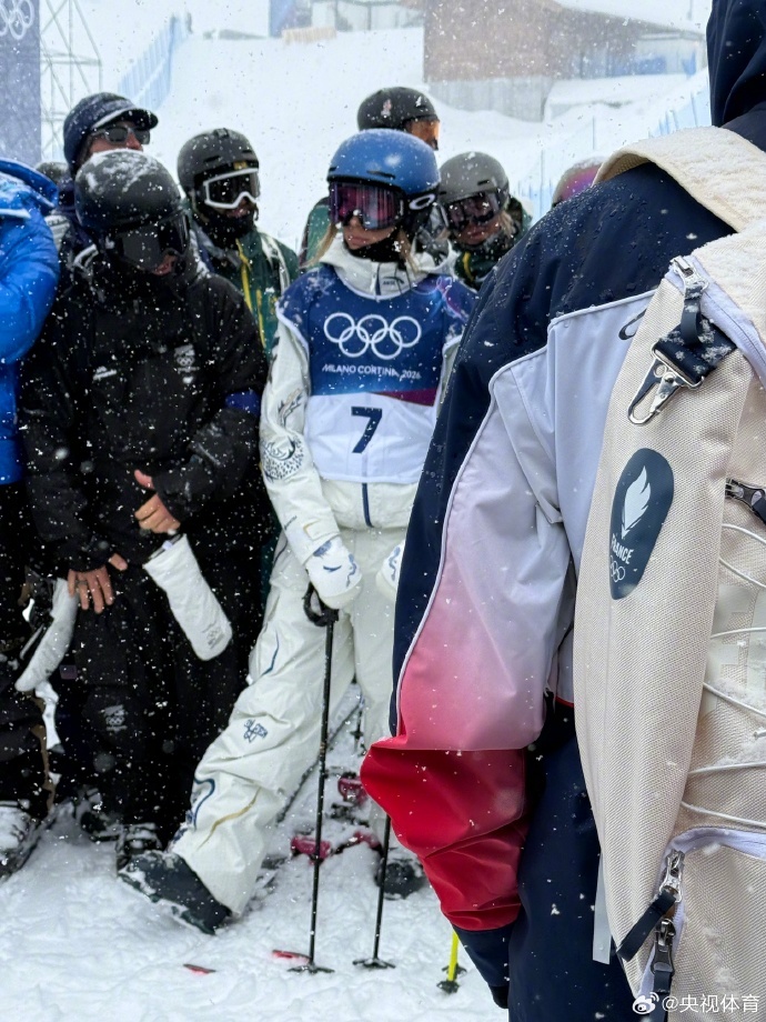 #谷爱凌上身新战袍##谷爱凌米兰冬奥首训遇降雪# 谷爱凌今日在利维尼奥雪上公园展