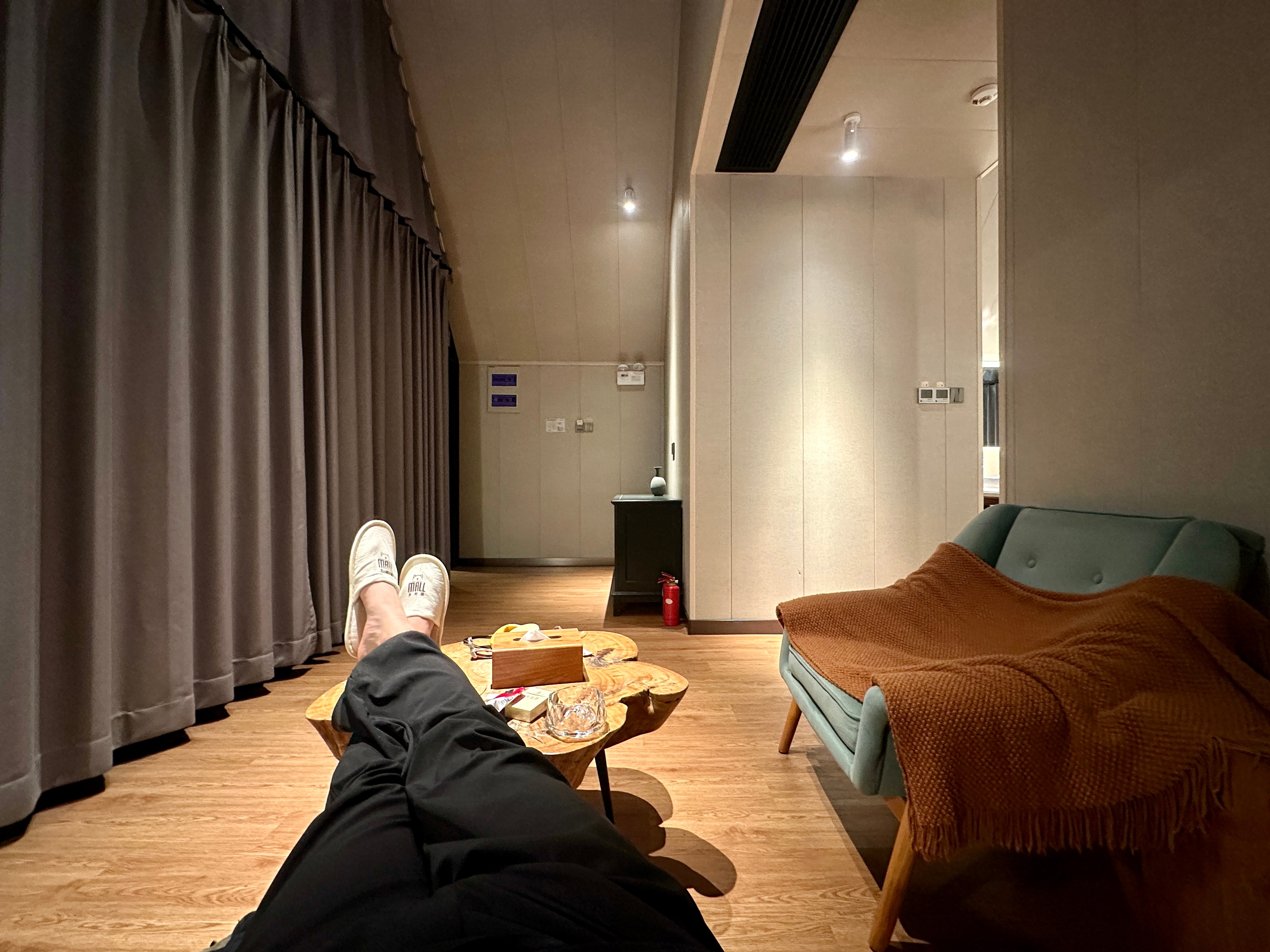 甜总订了个村里的酒店。出去吃点东西来回一个多小时。不过酒店本身挺好的。 主要是带