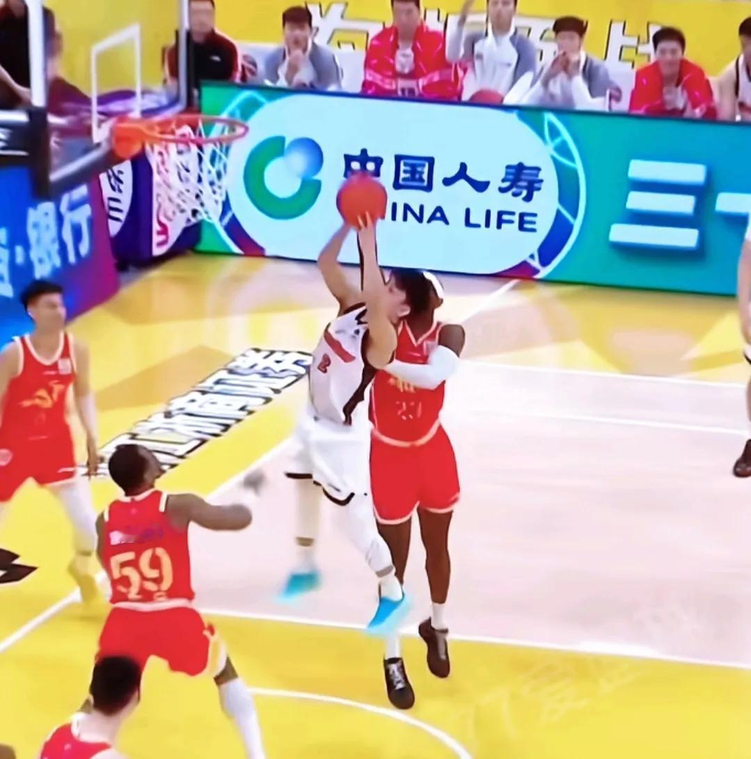 这样的徐杰你怎么能不喜欢，178cm的个子，硬是打出中锋感觉。
看看广东队0.7