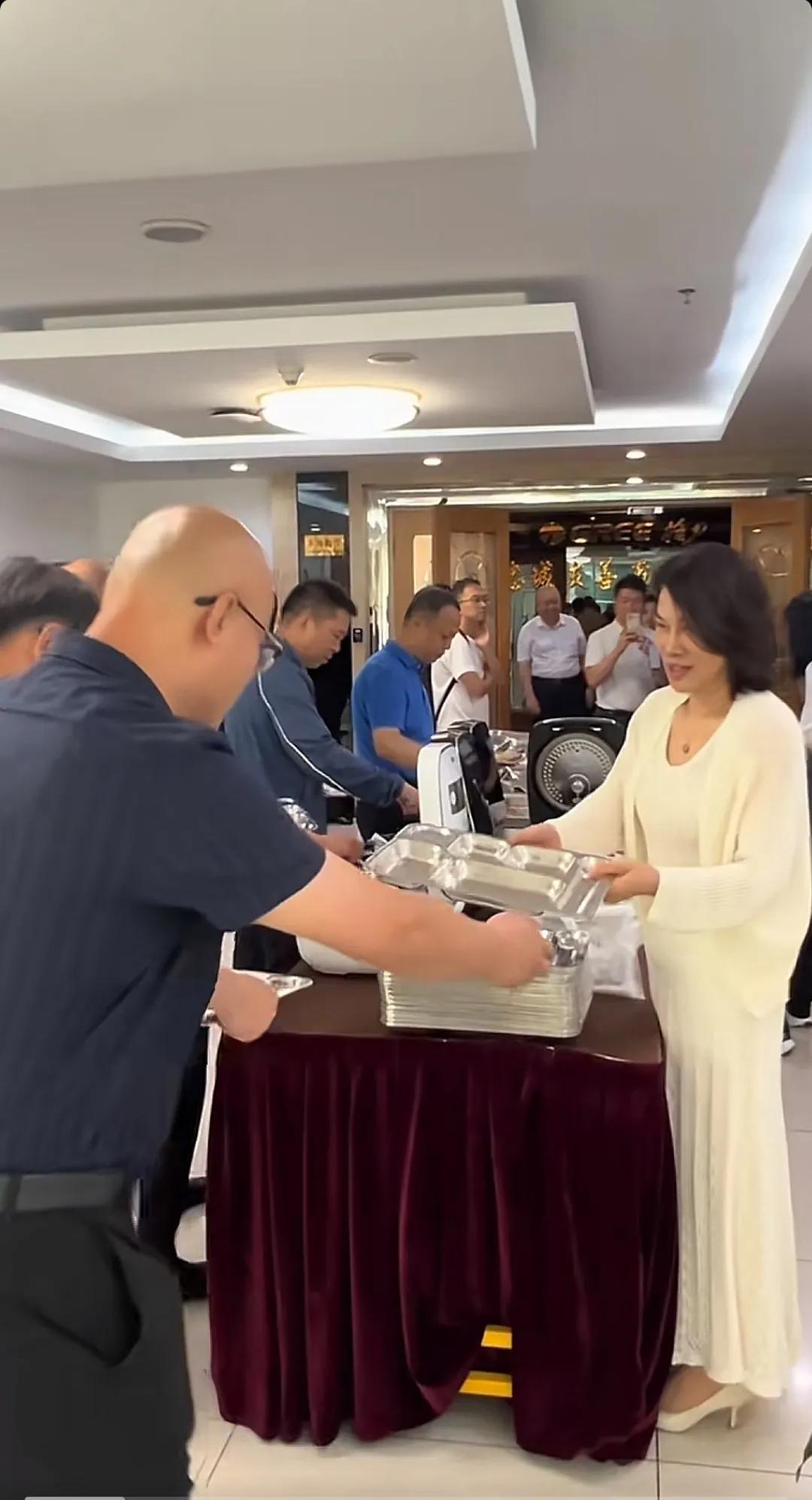 70岁董明珠，彻底活成了自己喜欢的样子！果然“坠入爱河”的女人就是不一样~

没