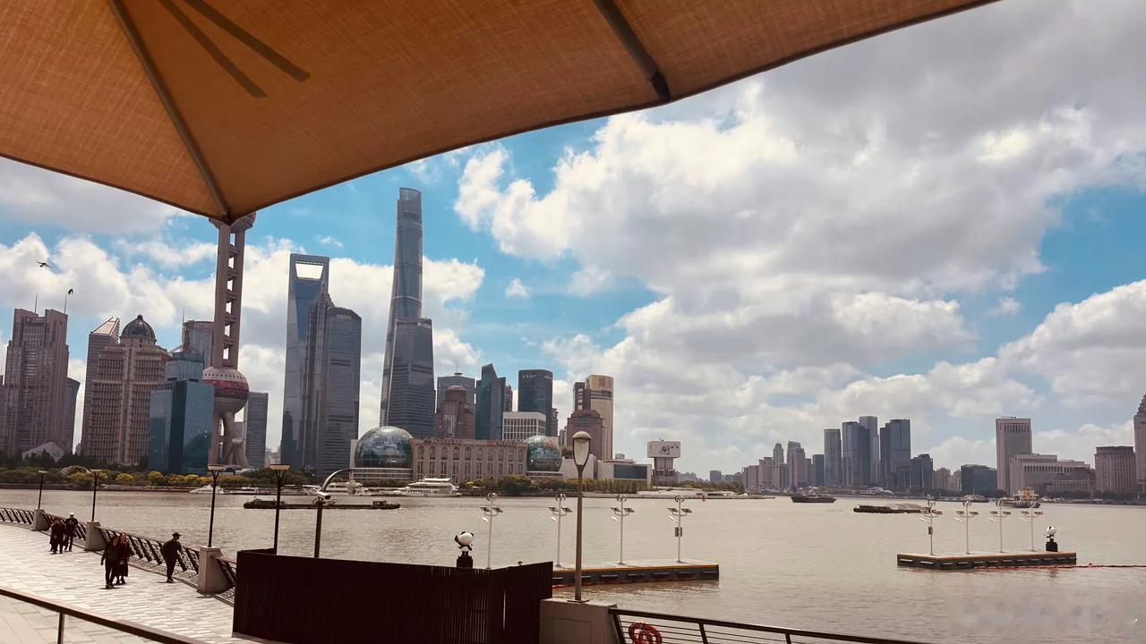 朋友约了在海鸥丽晶午饭，这里完全变了，饭后，和老婆沿着苏州河慢慢走到四川路桥，一