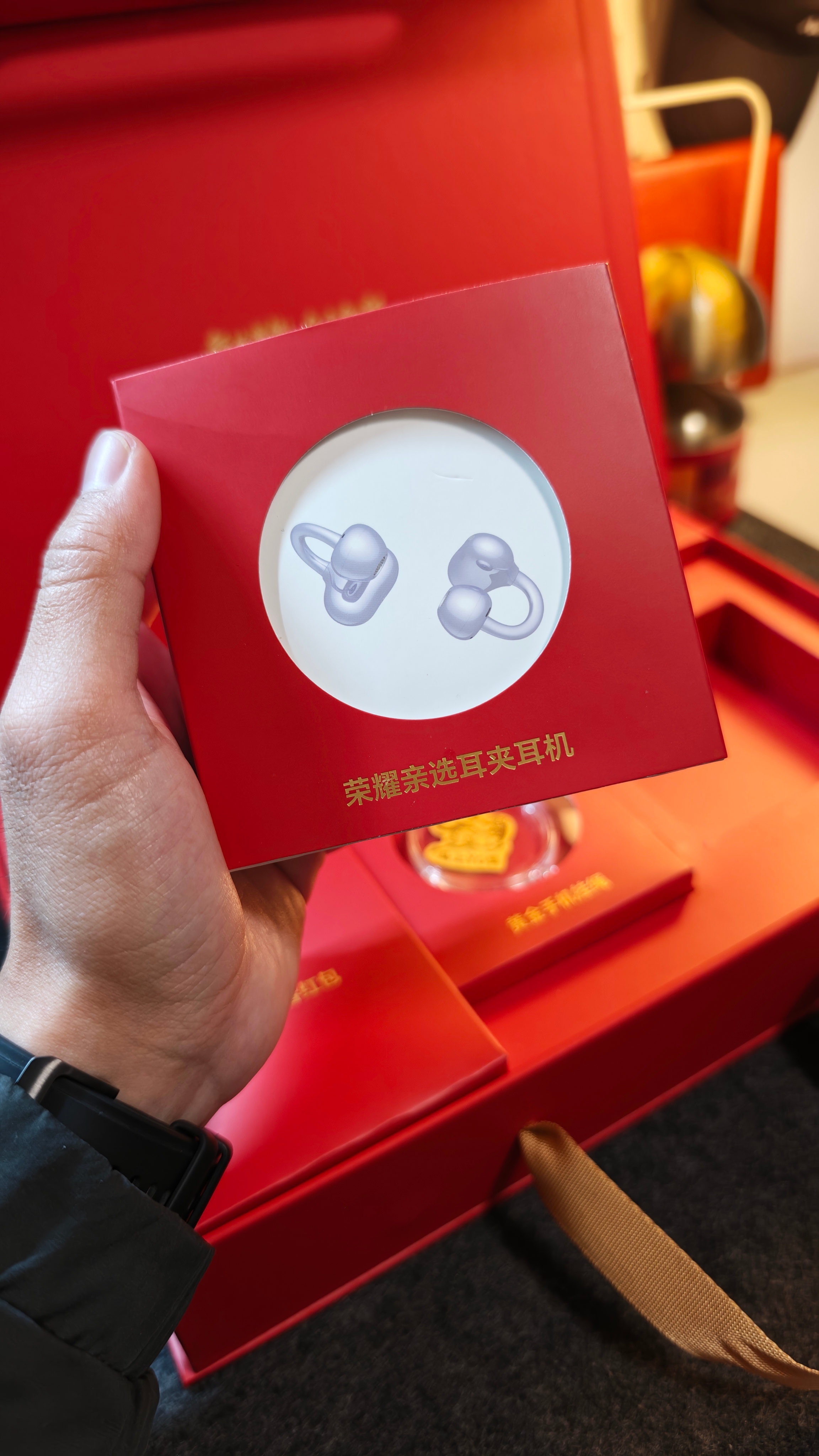 新年的氛围来自荣耀，放学第一件事拆礼盒，拆出马上YO福，拆出马上YO钱，拆出真黄