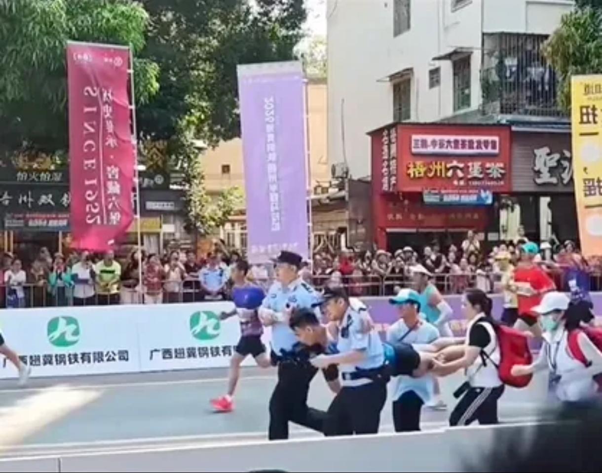 最后一百米！那是多少人执念成灰的终点！这位大哥瘫倒在地，明明视线已及终点，身体却