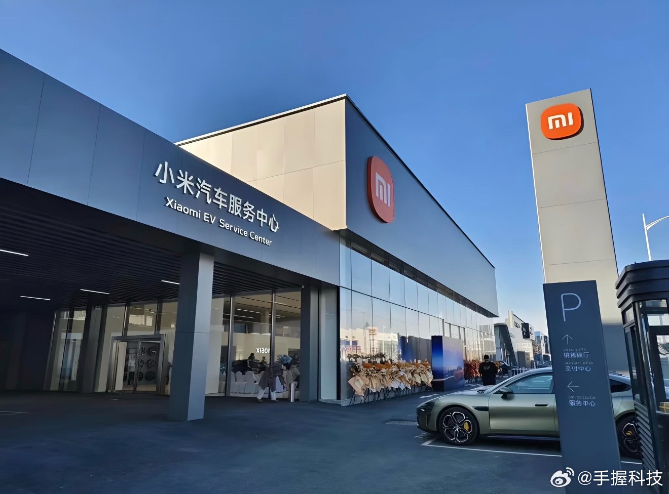 特斯拉小米就好像两个同龄人难免被比较一样，特斯拉和小米汽车相互为竞争对手也是征程