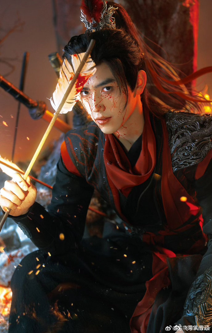 陈飞宇早该演将军了陈飞宇真是天生将军脸，银甲染血、眉眼锋利，他身上有少年的锐气和