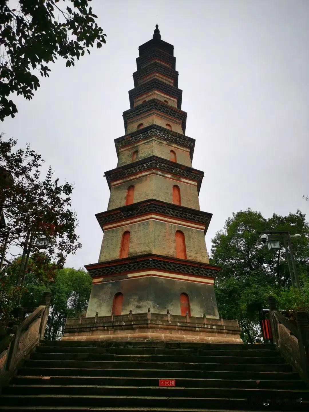 绵阳南塔坐落在绵阳南山(又名延贤山、榜山)山巅，创年无考，明末毁于兵燹，清雍正十