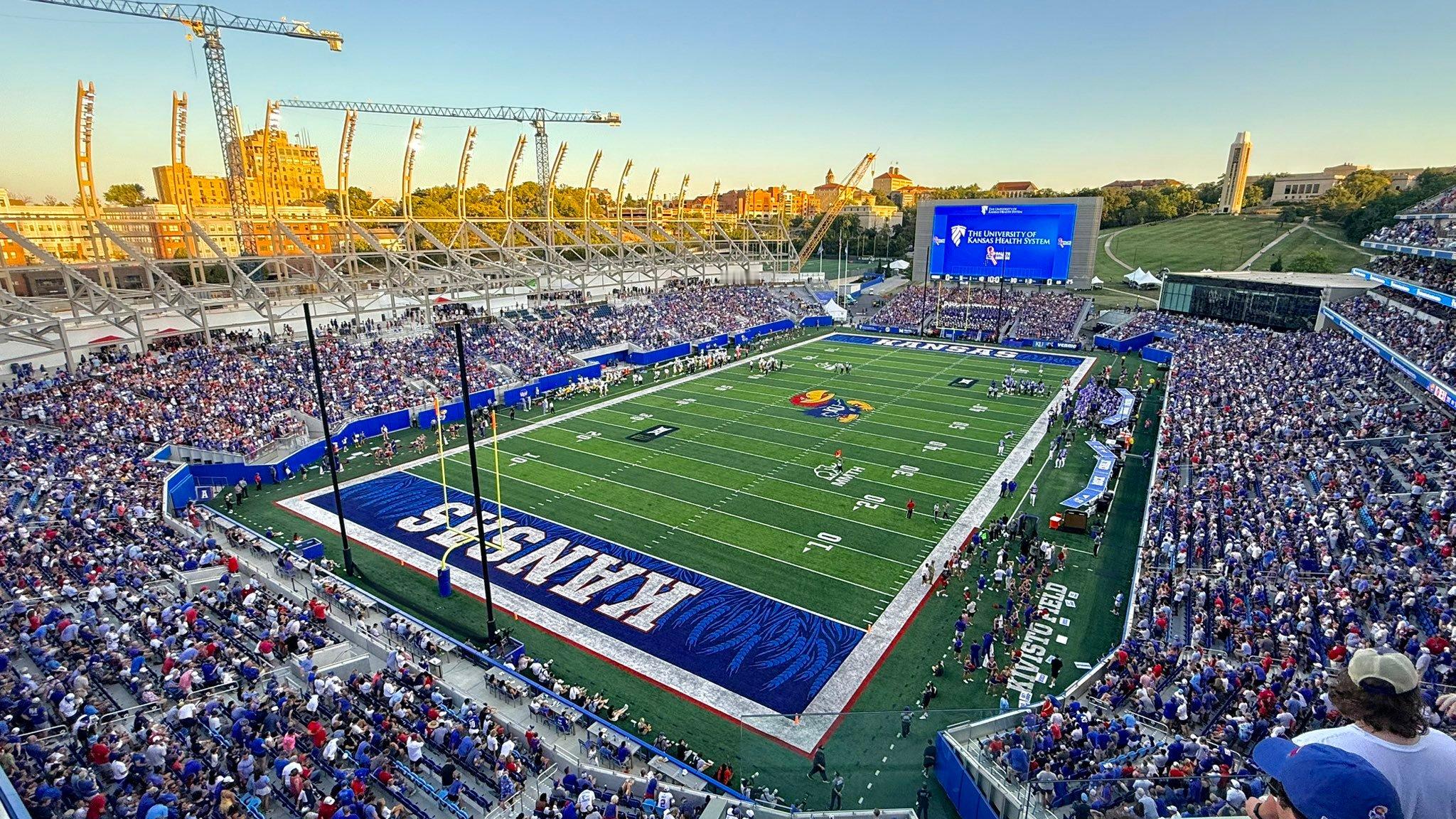 秋高气爽，🏈回归。新球场快完工了，新赛季一定要打破5-7魔咒。堪萨斯大学nca