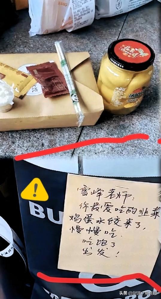 苏州公司楼下那辆落满灰尘的小电驴，始终没人敢去挪。

仿佛车主只是在开个冗长的会