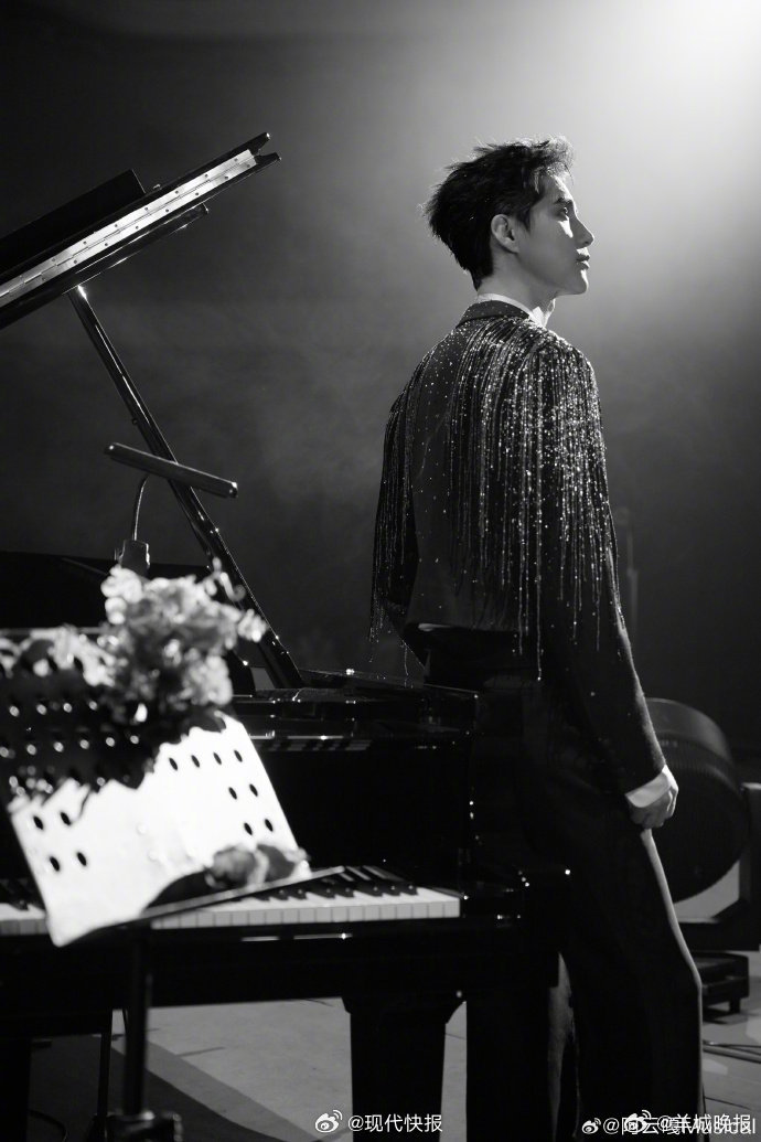 【#阿云嘎人民日报撰文谈身份转换#】4月13日，在《人民日报》（2026年04月