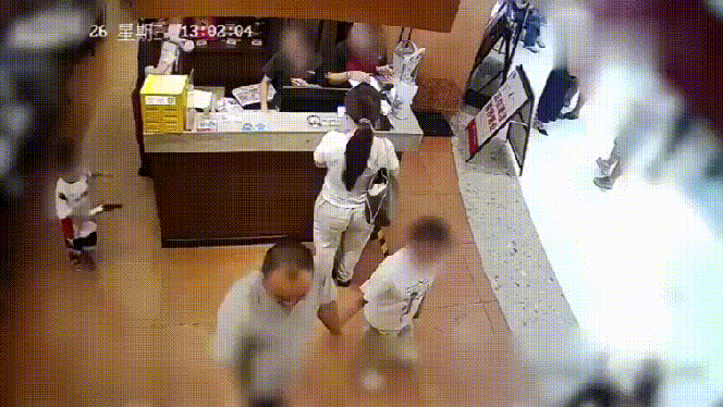 大快人心！长沙 “轻松熊” 小仙女再撞枪口，马来亚大学直接表态，她的退路彻底没了