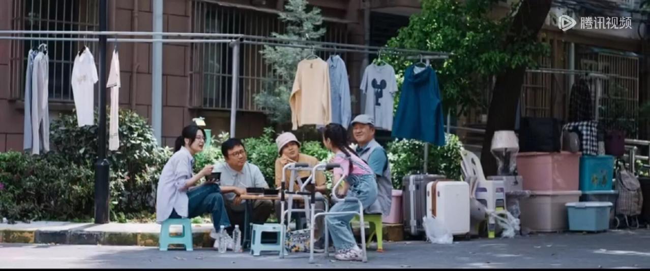 今天看了《逆行人生》这部电影，里面的生活还是挺真实的。
主要讲述了一个公司程序员