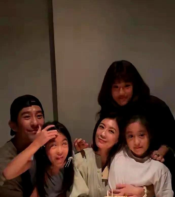 姐弟恋？
别逗了，这剧压根没打算让你嗑糖。
贾静雯演商战女王，被算计到谷底；陈靖