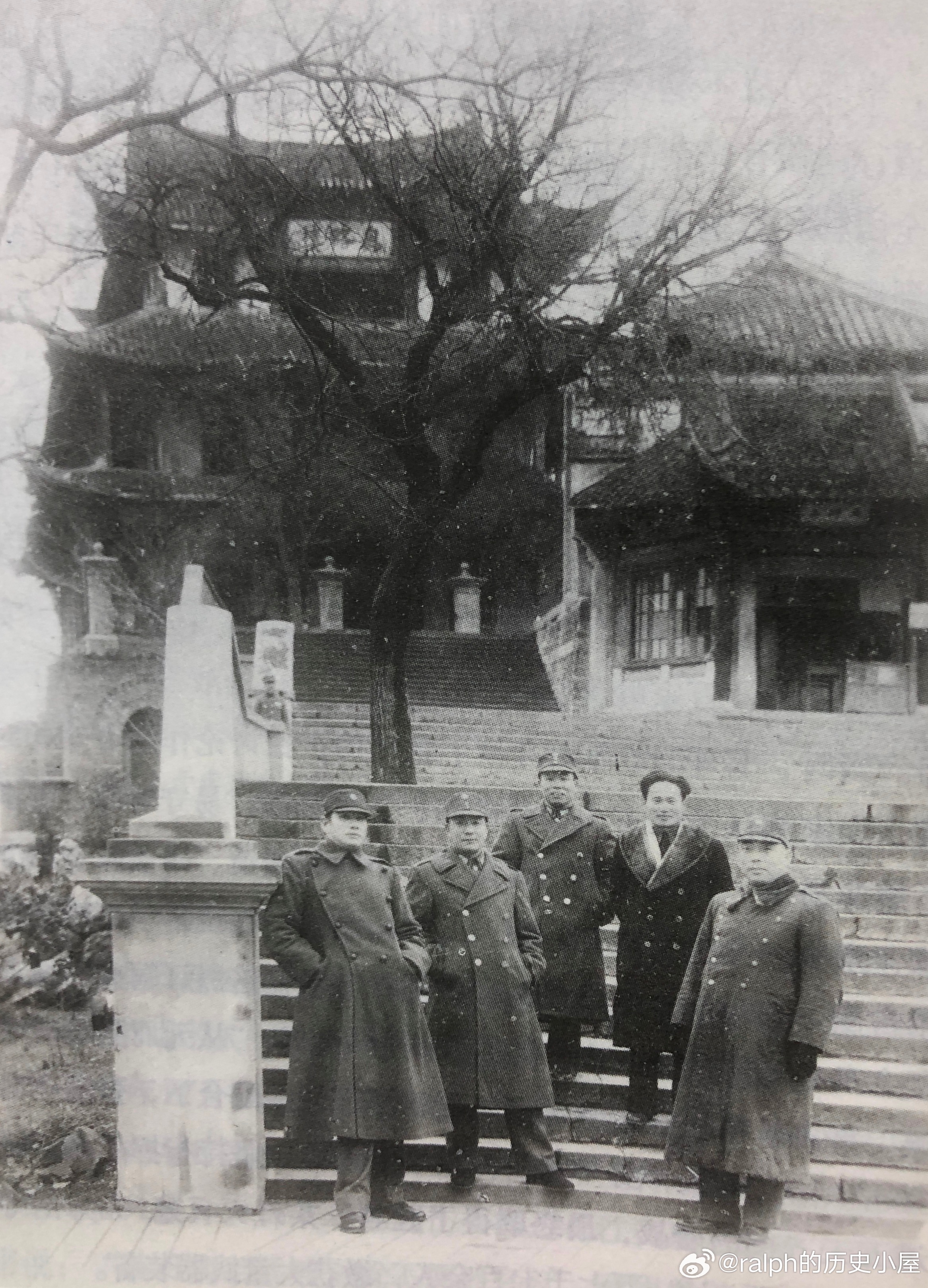 40年代张灵甫（左一）在武昌奥略楼历史影像