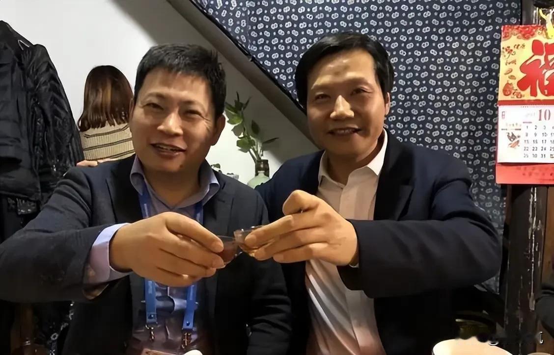 雷军比余承东多了3000万粉丝，
活跃粉丝量互动量方面，
居然比余承东还少了40