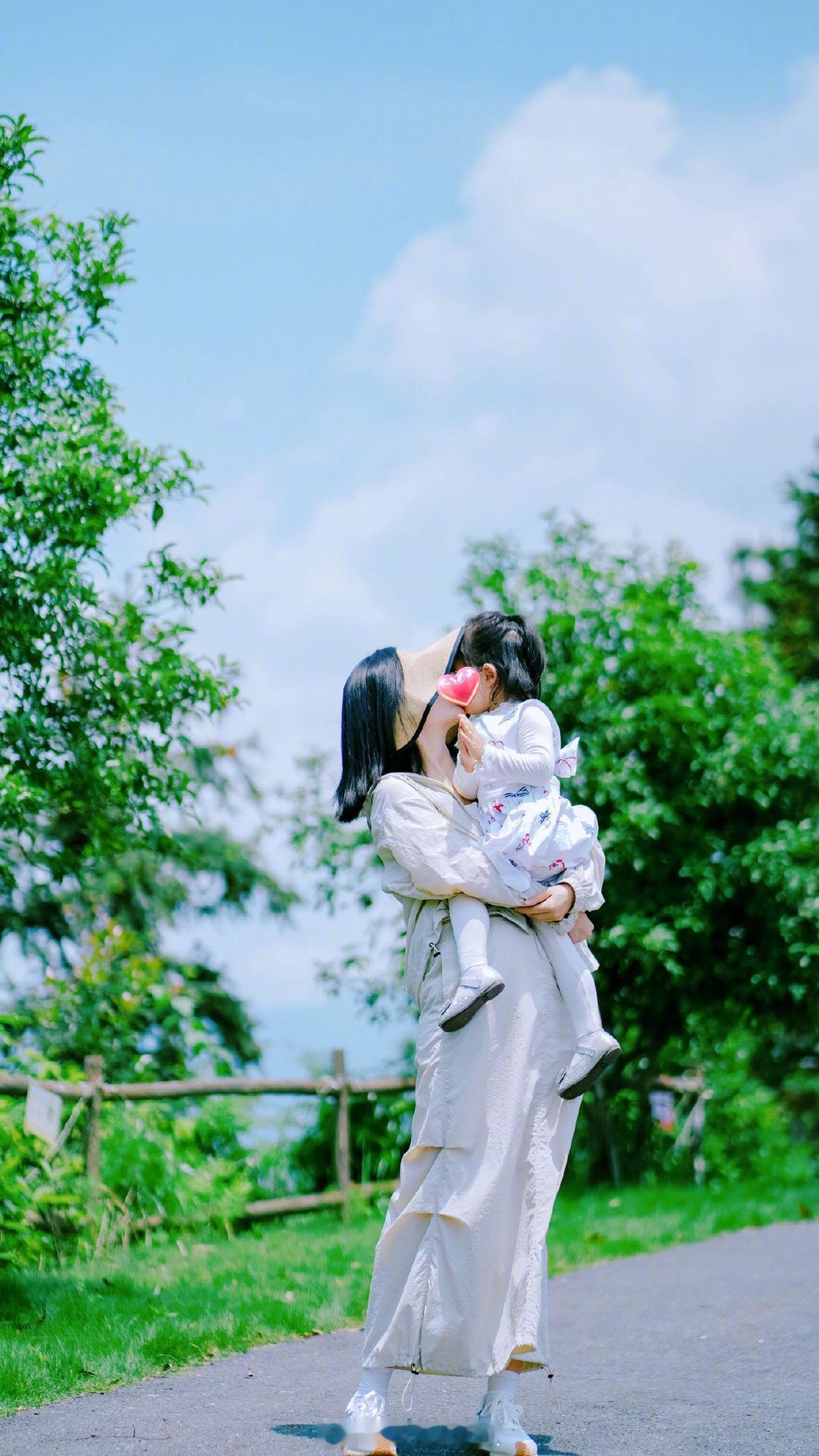 #谢娜发文给女儿小咘芽庆生#谢娜发文给女儿小咘芽庆生。好喜欢母女之间的互动呢，特