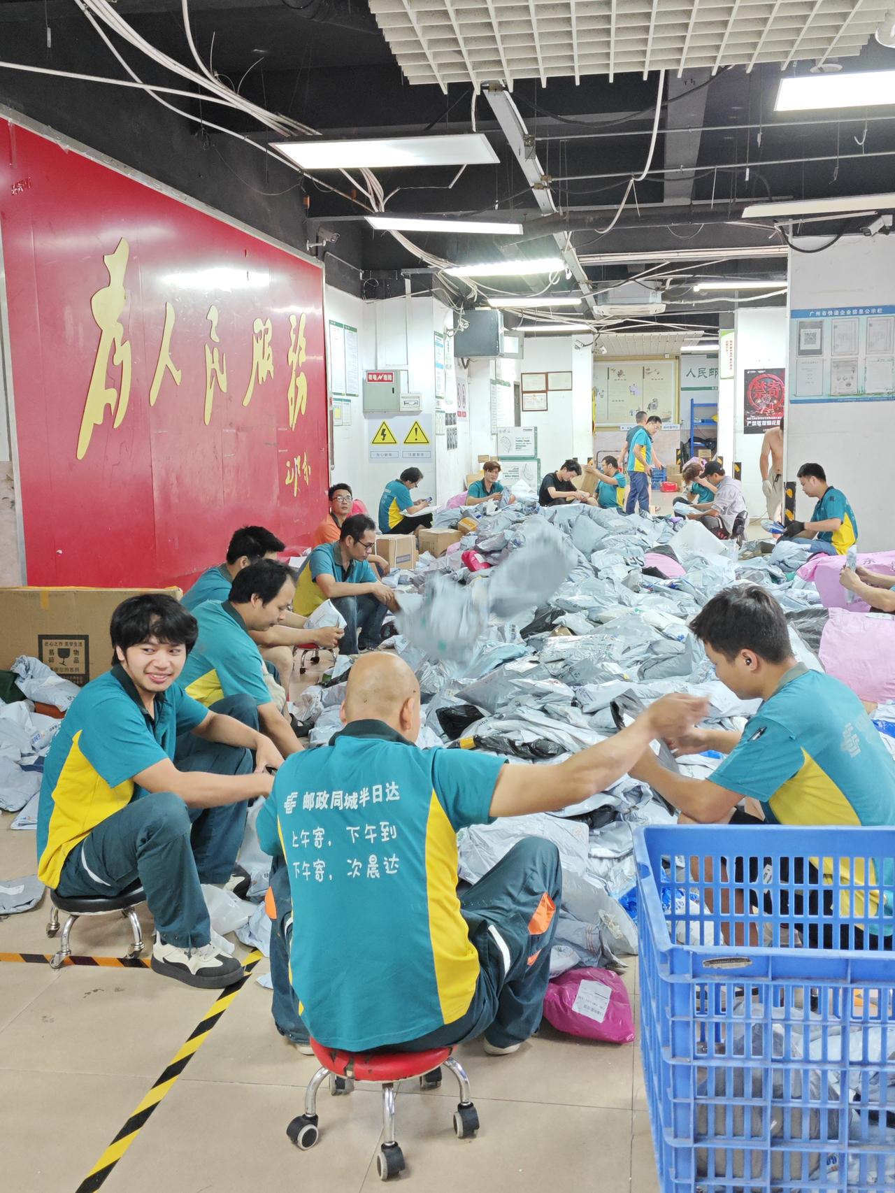 五一假期期间，中国邮政快递点的日常，是快递小山和一群在平凡岗位上，为每一份包裹奔