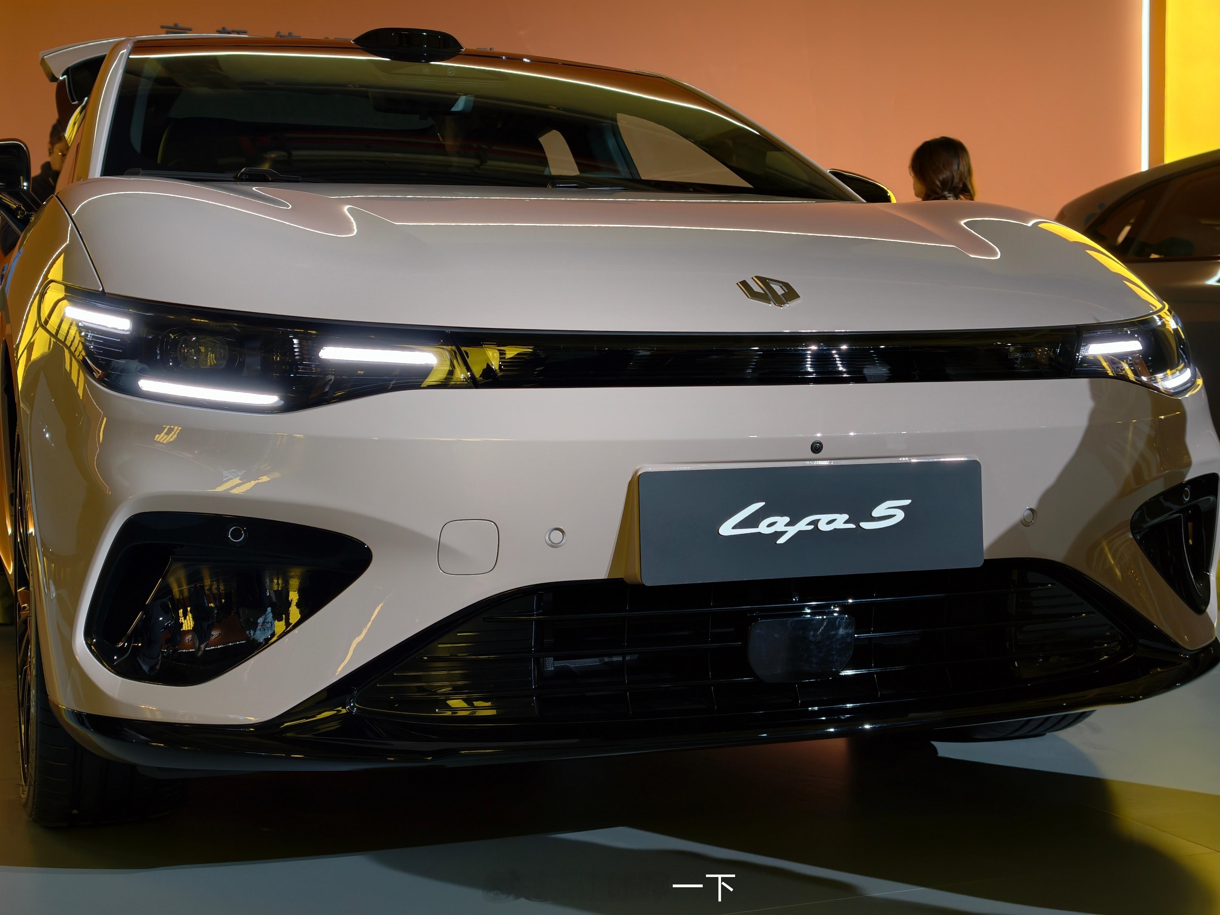 零跑Lafa5外观内饰一览，大家觉得怎么样[doge]零跑Lafa5真的很懂年轻