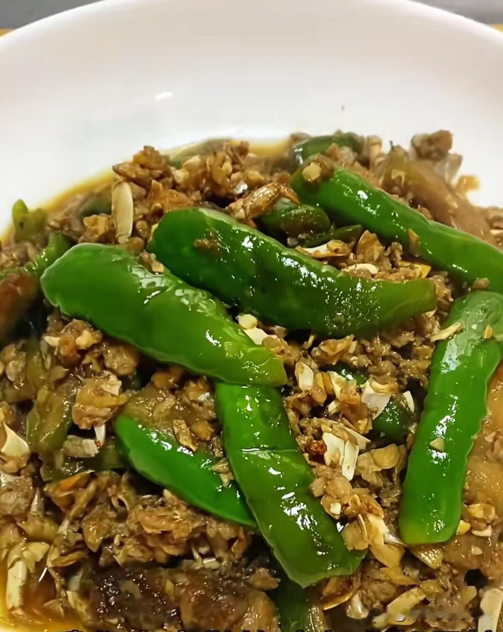 南通启海地区名菜—蟛蜞青茄子，蟛蜞捣碎和青茄子一起炒，咸鲜下饭。南通其他地区，蟛