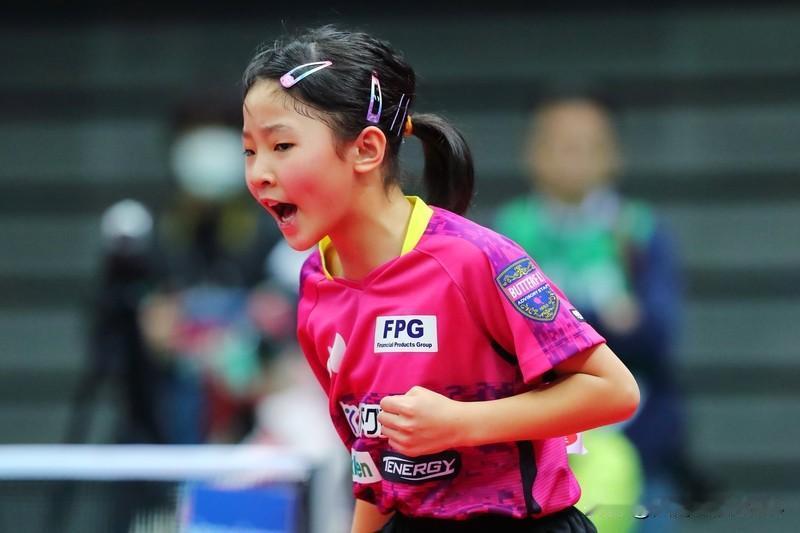 张本智和赛场外挑衅不是新鲜事了。像在WTT横滨冠军赛，他赢了向鹏后，又是掀衣蒙头