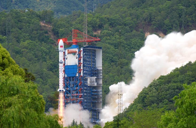 4 月 24 日，第十一个中国航天日当天，我国在西昌卫星发射中心用长征二号丁火箭