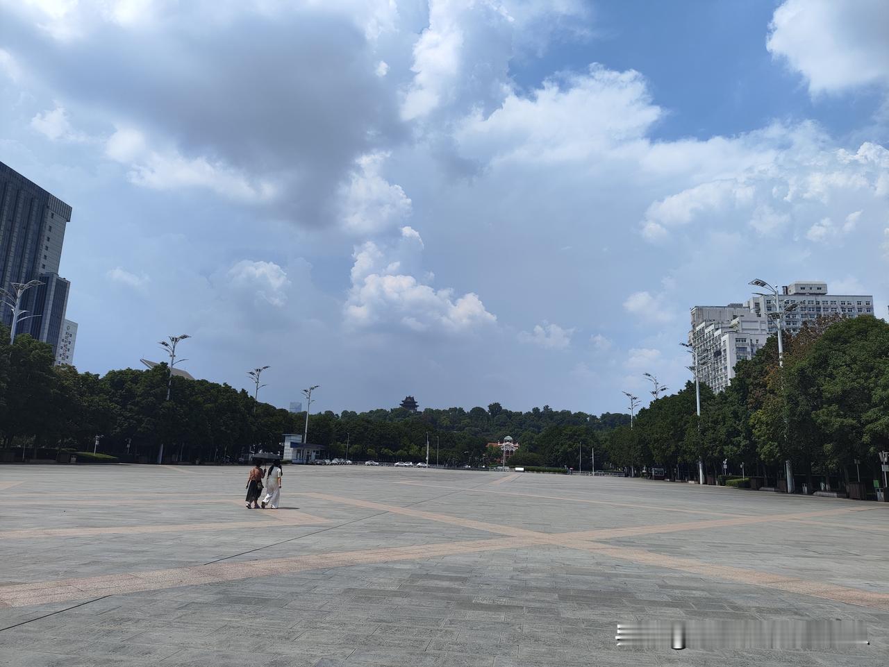 蓝天白云
天气热热热绝美随手拍天空 天空风景美照 随拍天空风景 
太热了，广场没