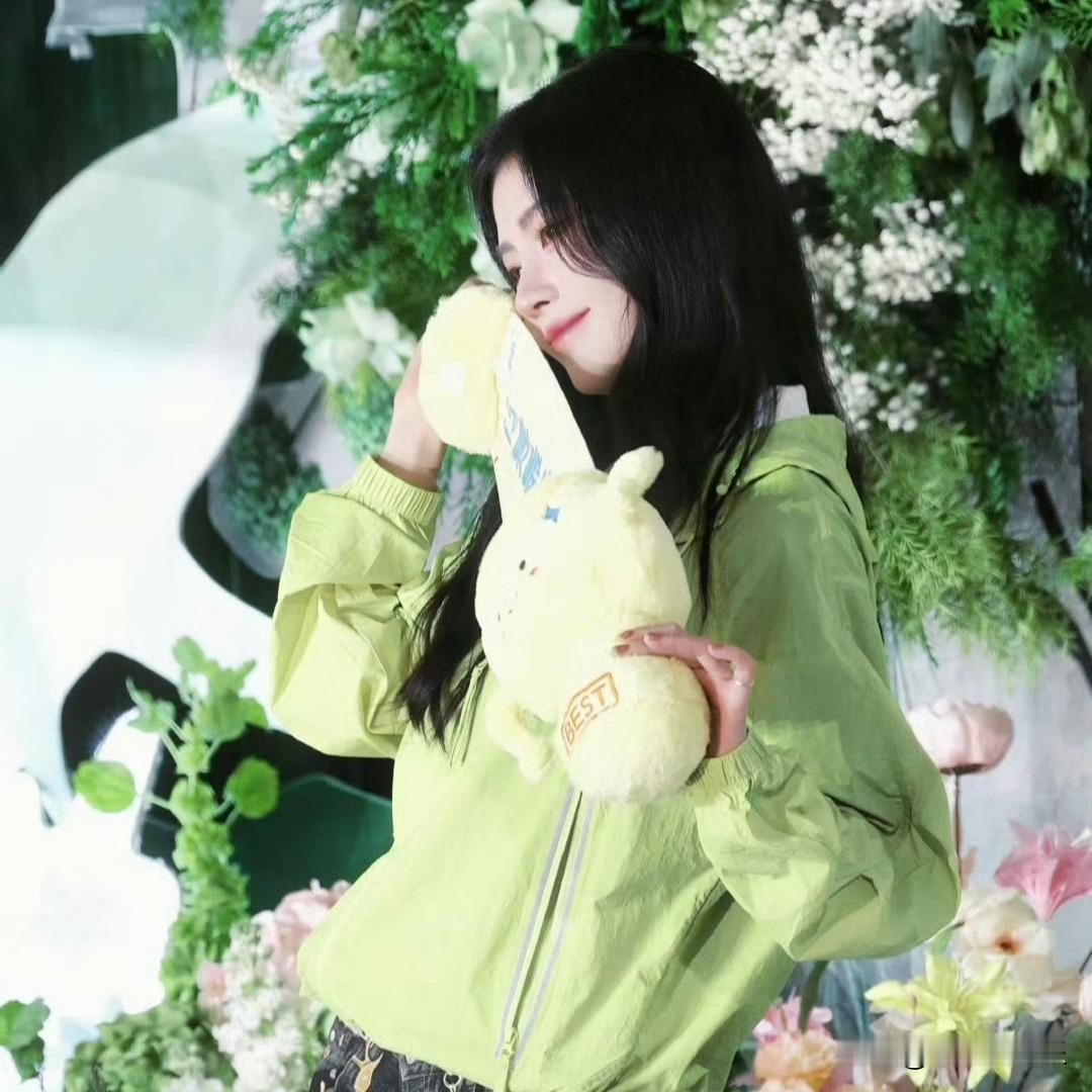 《万花世界》最新民国单元路透刚流出就炸上热搜。镜头里鞠婧祎一身墨绿丝绒旗袍配珍珠