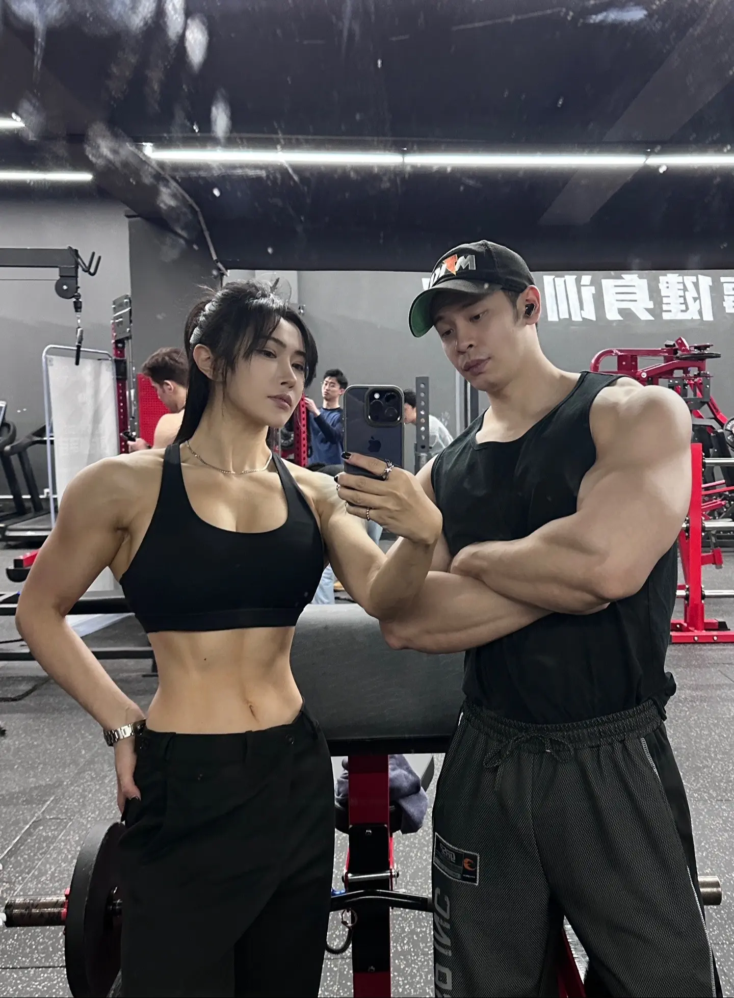 两天蝎谁更帅你们定。