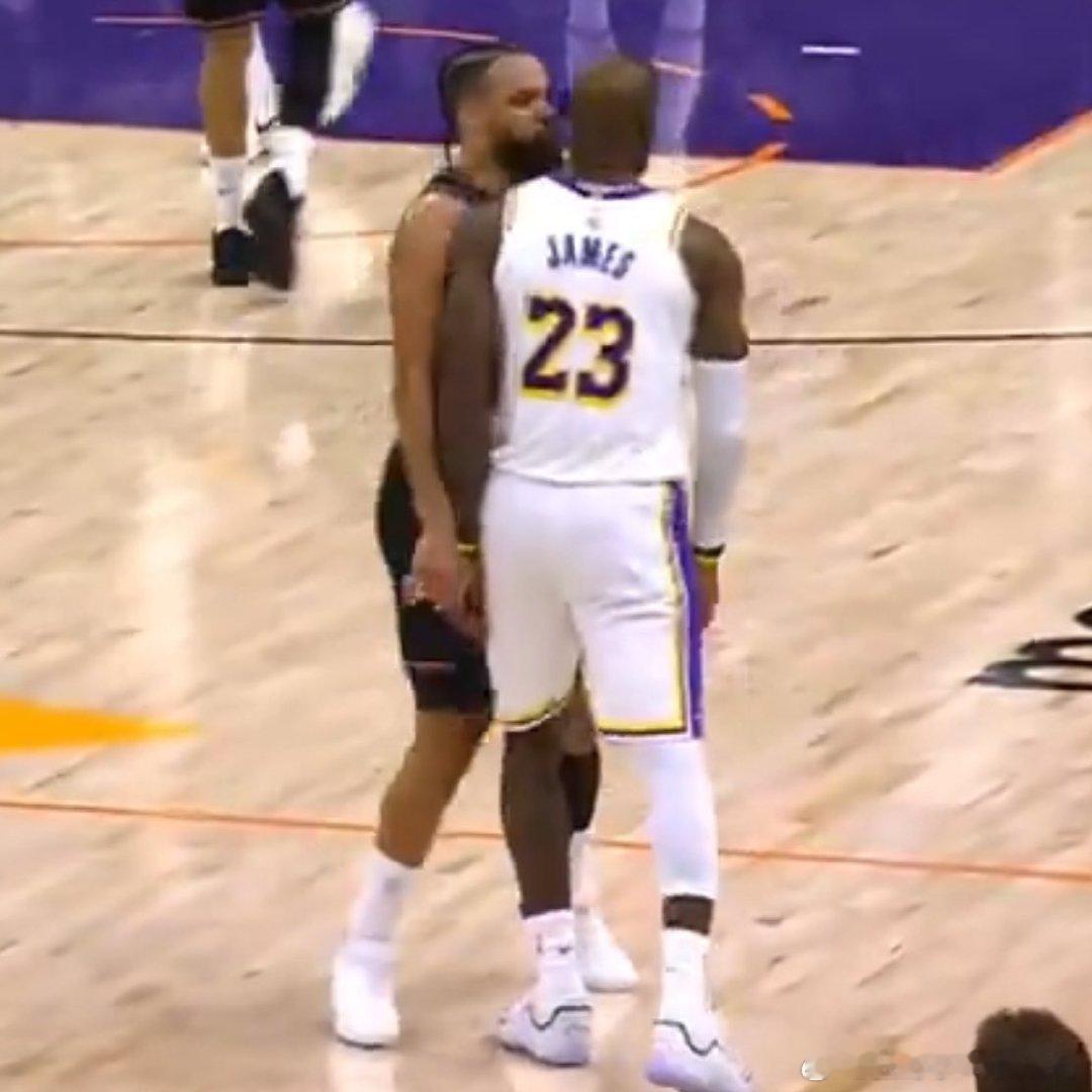 湖人太阳裁判报告，出现了两次漏判，且詹姆斯防守狄龙没有犯规。 