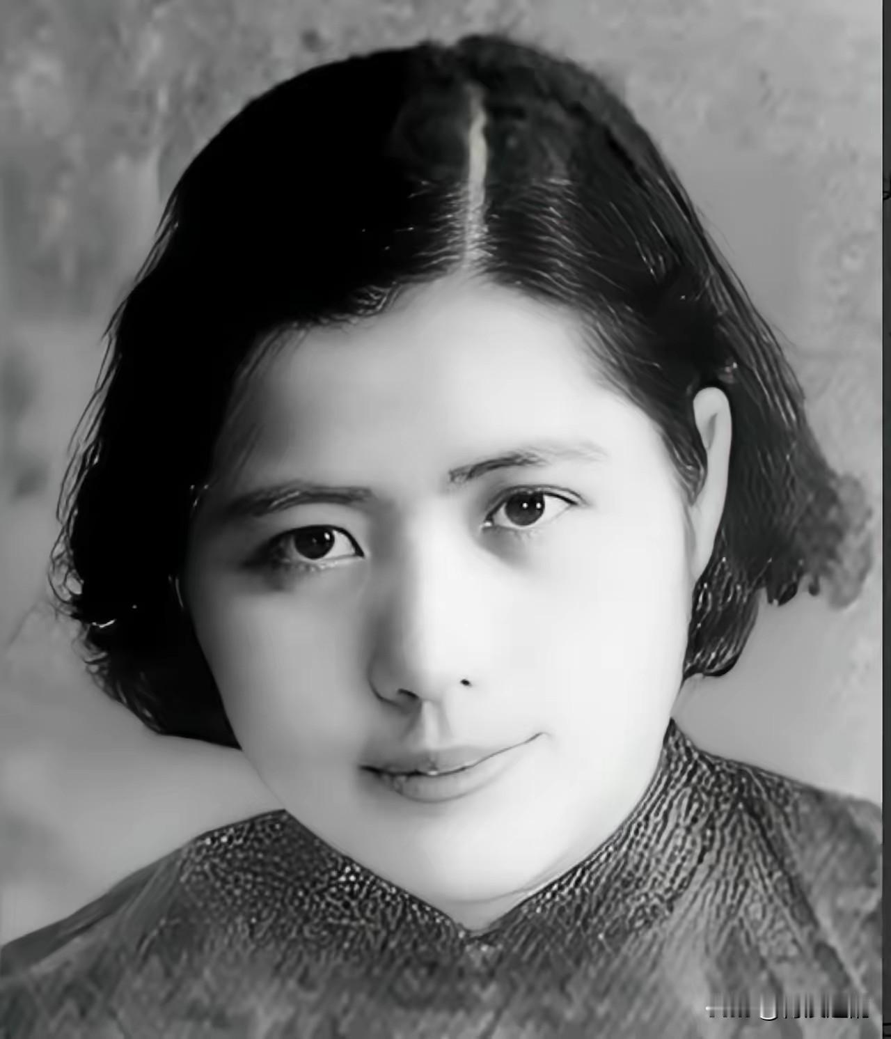 1942年，一个女战士被日军堵在洞内，鬼子打算在洞口放火，用烟熏她出来，几分钟之