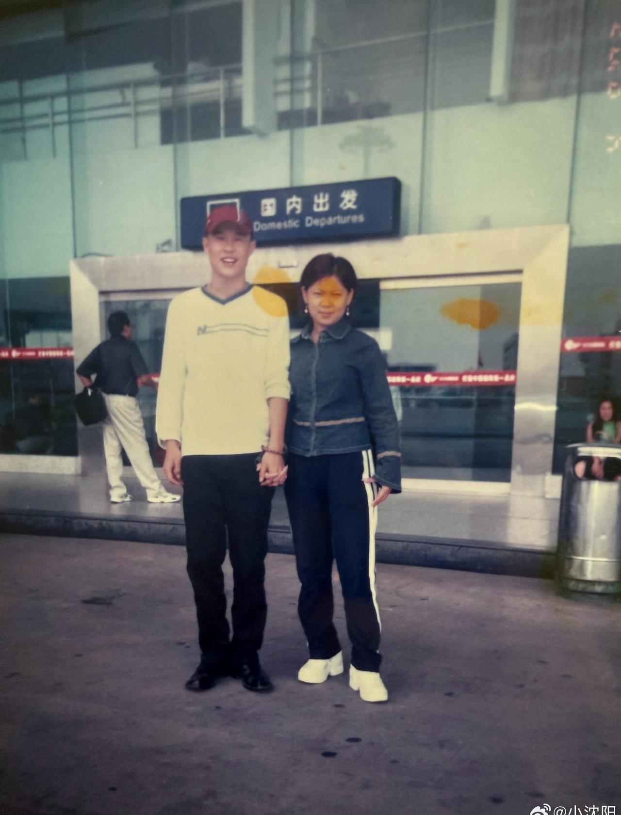 小沈阳通过个人大V账号发文庆祝结婚22周年，配文写道：“小春阳，一晃咱俩结婚22