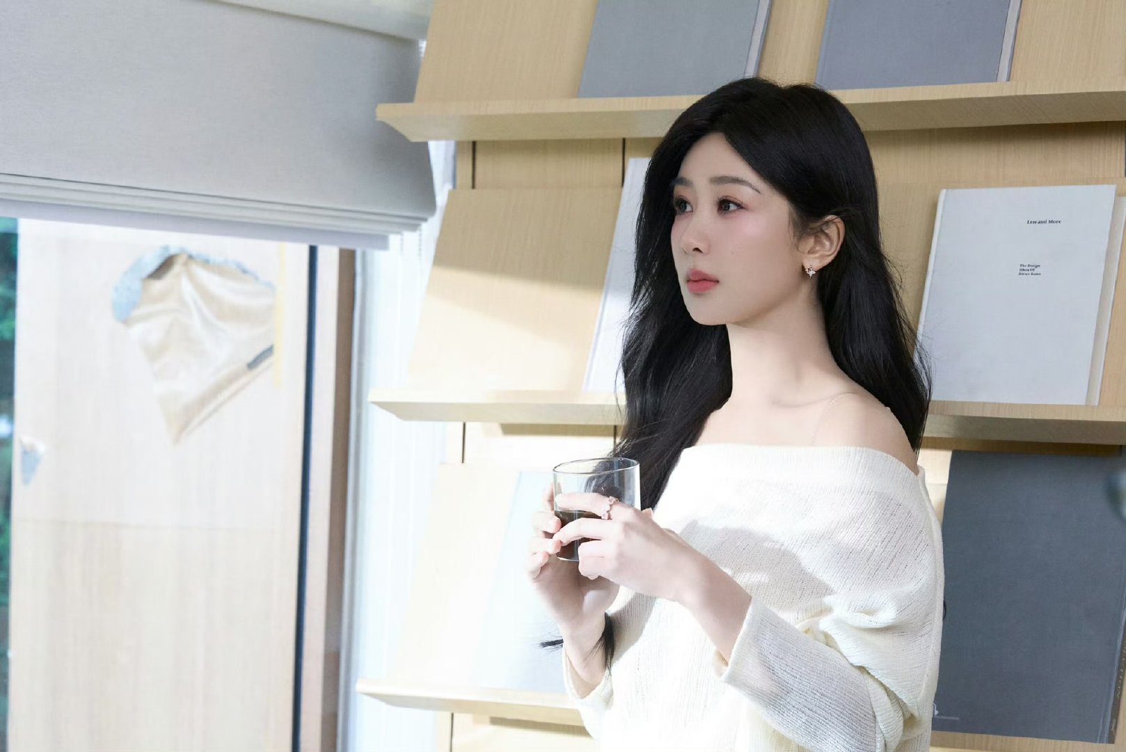 杨紫自在享受自洽于心杨紫这组图好温柔杨紫自在享受自洽于心，好温柔 