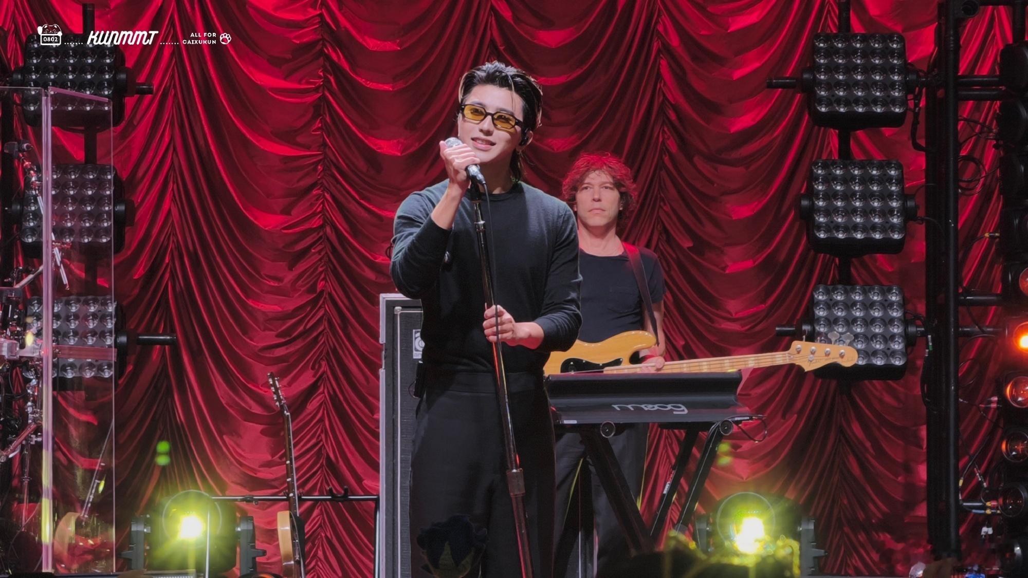 蔡徐坤芝加哥站后台造型舞台下的蔡徐坤自带慵懒松弛感，芝加哥后台造型走低调质感风，