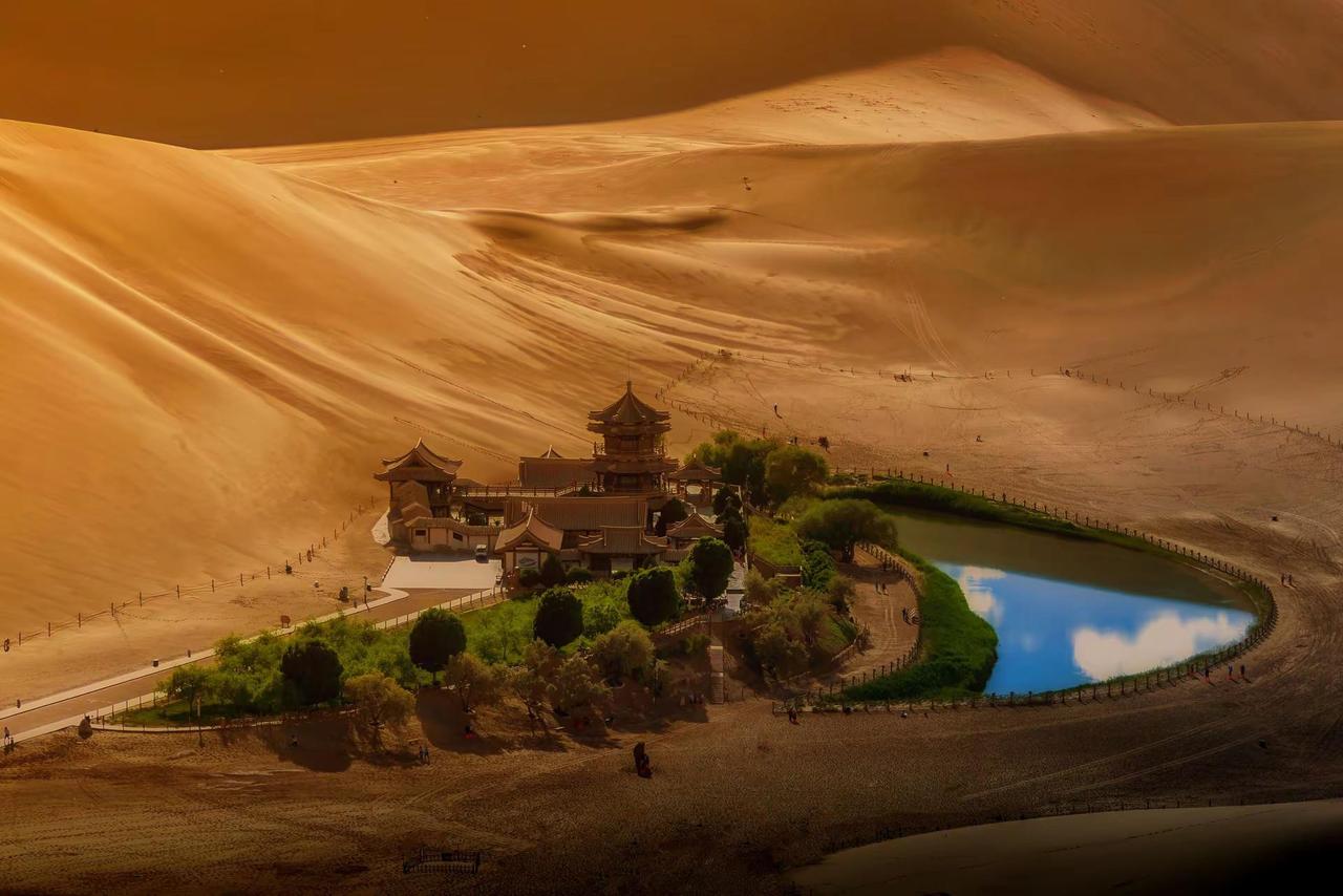 月牙泉。月牙泉古建与沙漠 沙漠古迹 荒漠中的古建筑