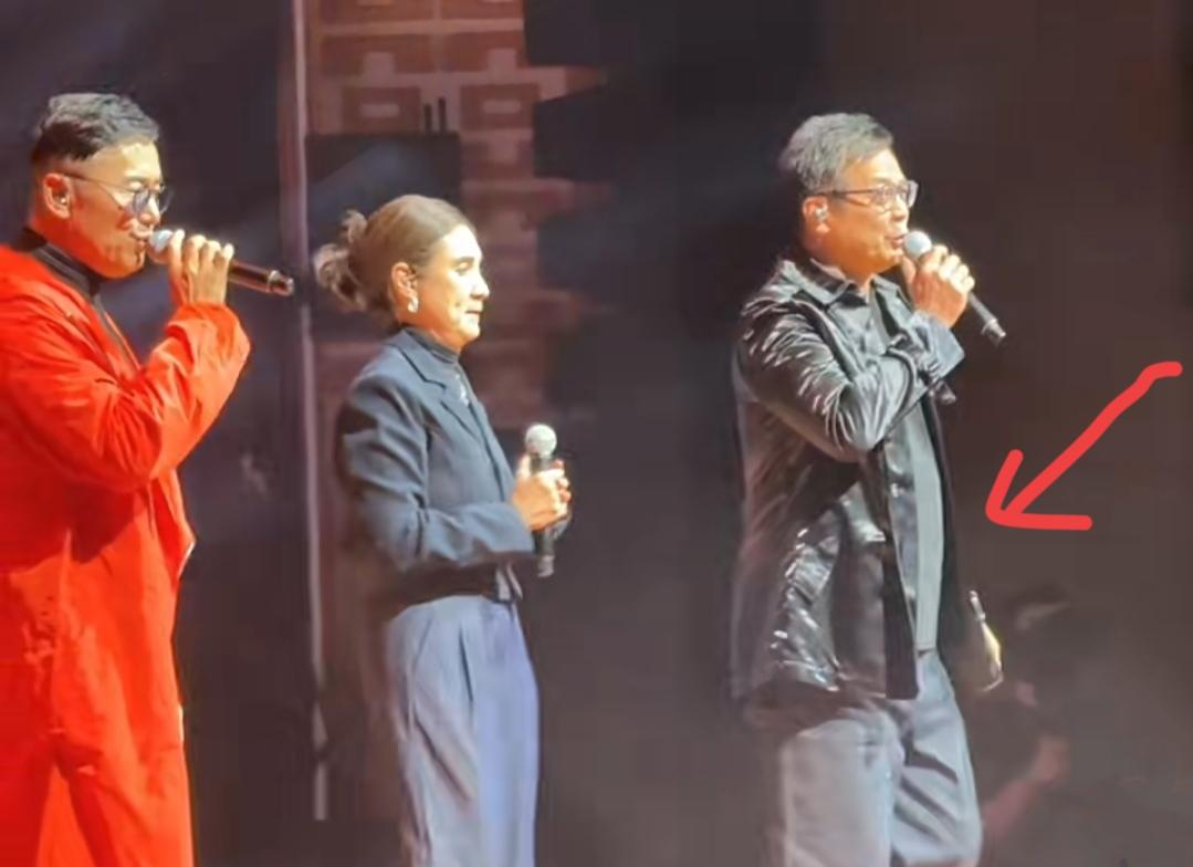 苗侨伟、戚美珍夫妇和黄日华同台献唱经典武侠剧《射雕英雄传》主题曲，三哥苗侨伟一件