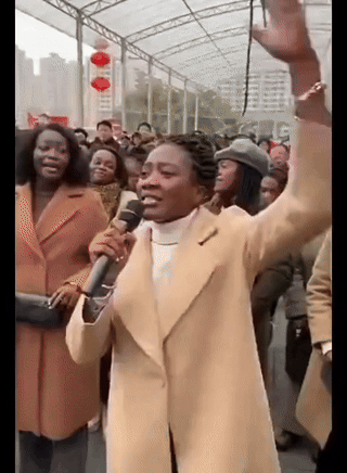 惊呆了所有人，
非洲姑娘喊话，强大的中国，我们非洲姑娘来了，我们能吃苦耐劳，我们