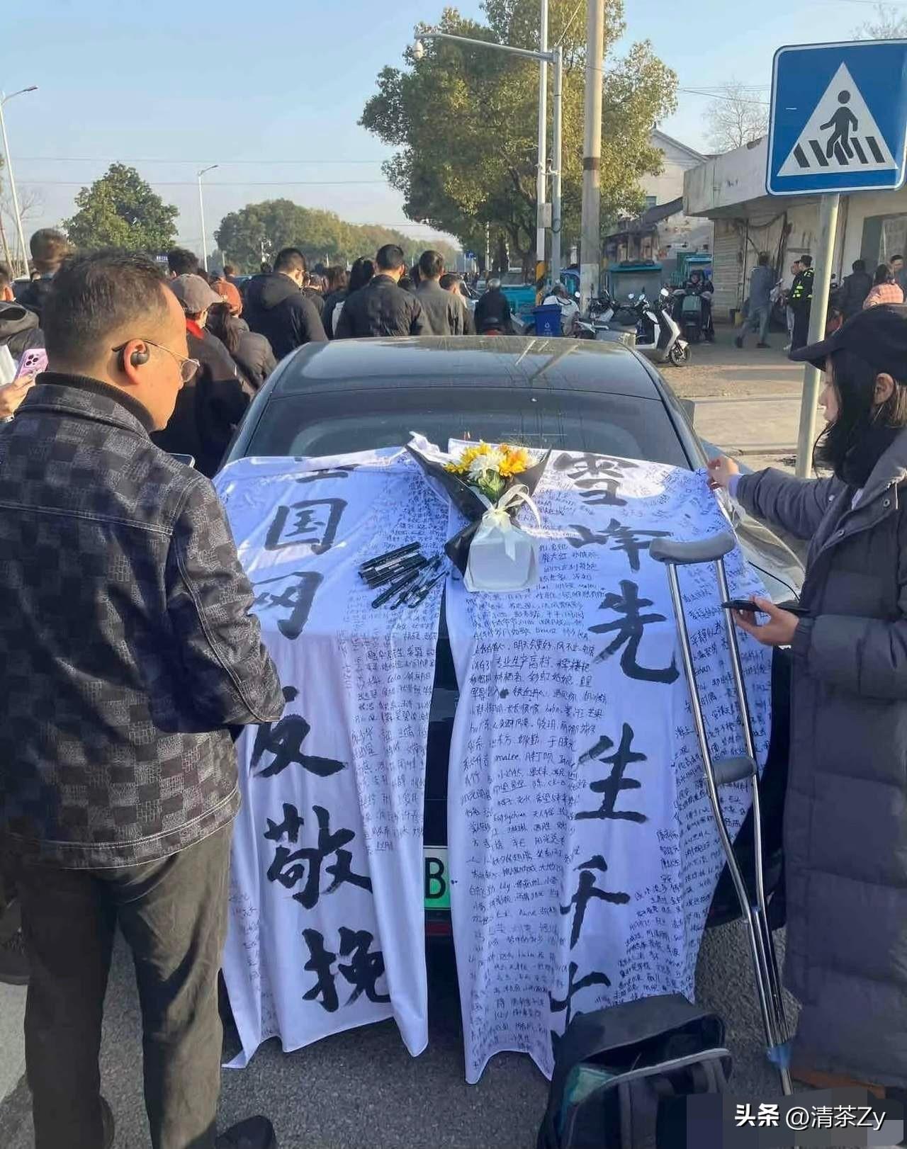 张老师说苏州很少堵车，可今天苏州的街道却被人和车堵得水泄不通！

真正的渡人者百