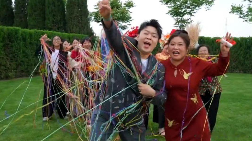 杜海涛乱入路人的斯皮尔伯格镜头杜海涛社交主打雨露均沾自带亲和力buff，走到人群