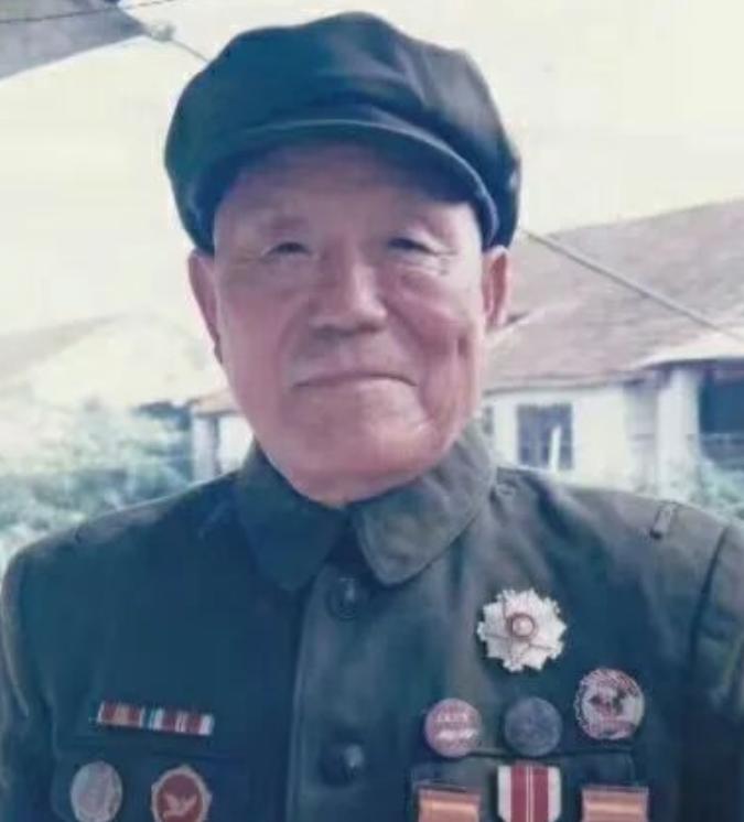 上甘岭战役胜利后，李保成从阵地下来的途中，随手拽了一根被烧得焦黑的树干，发现上面