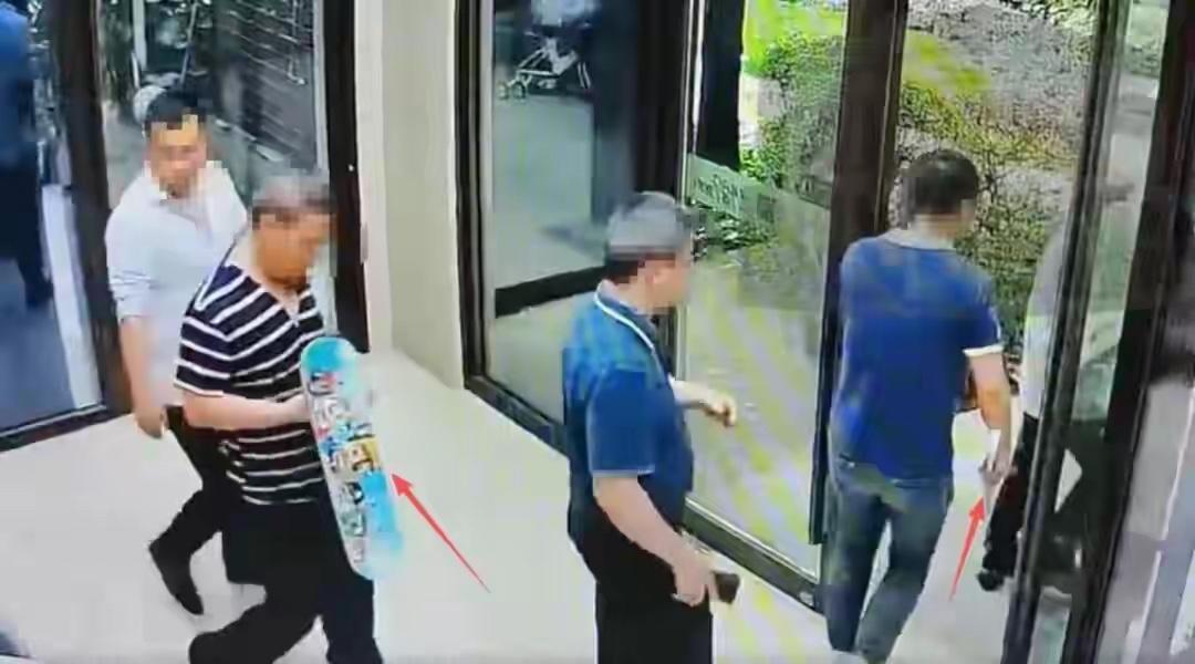 四川成都，夫妻俩的孩子在小区玩耍时，和另一个孩子闹了点小矛盾，夫妻俩觉得孩子间互
