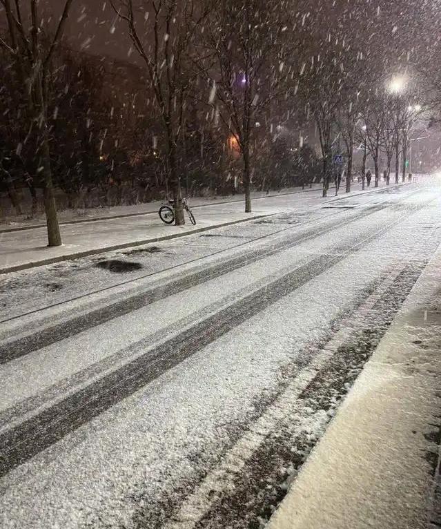 《雪之箴》
悄悄的来了一夜一片
洁白带来春的一年
美好的心藏怀念
伤感的不用沉湎