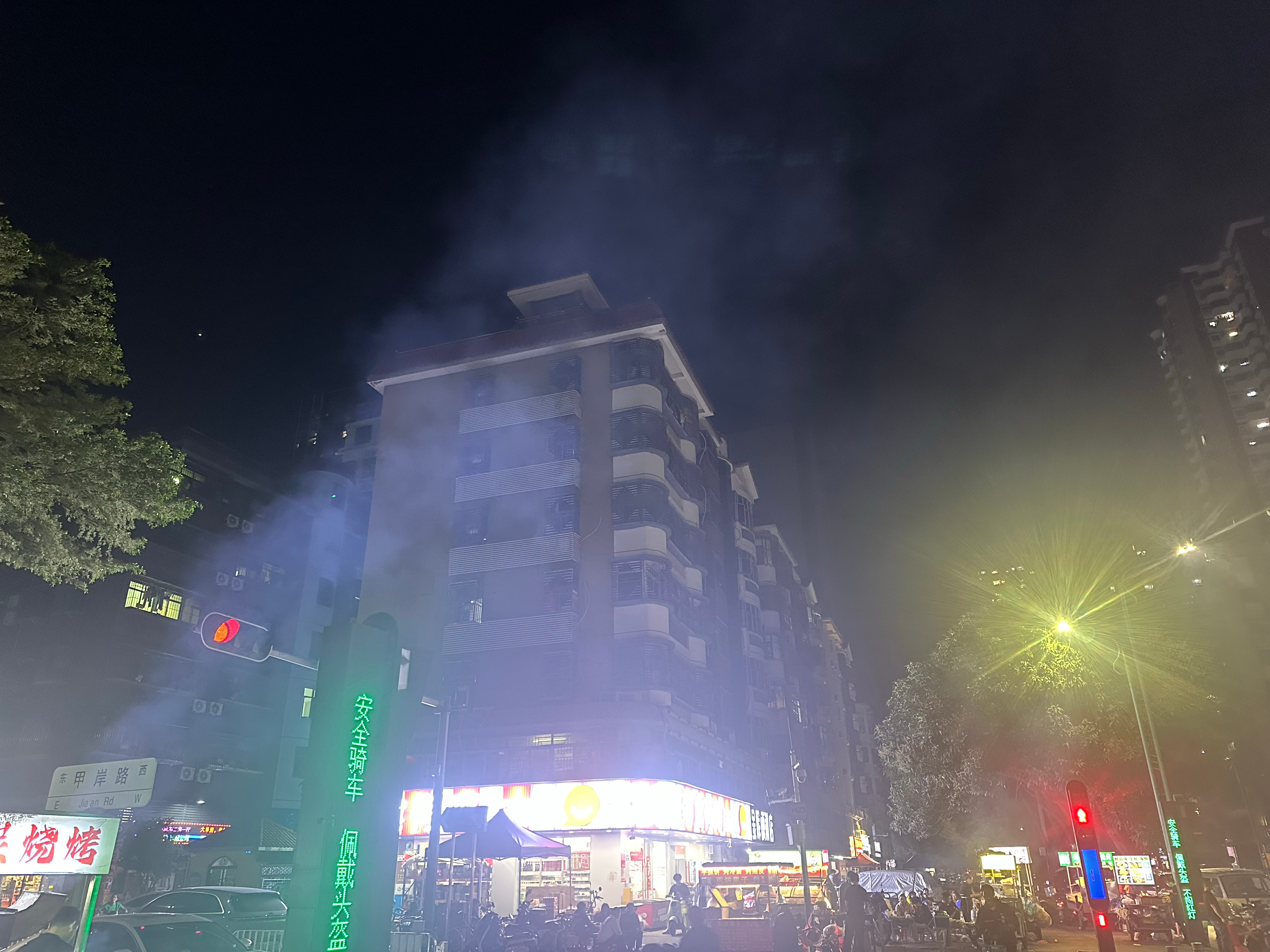 生活手记 烟火气是这个世界上最美好的事物之一，靠近烟火气，仿佛坐上时光机，穿越回