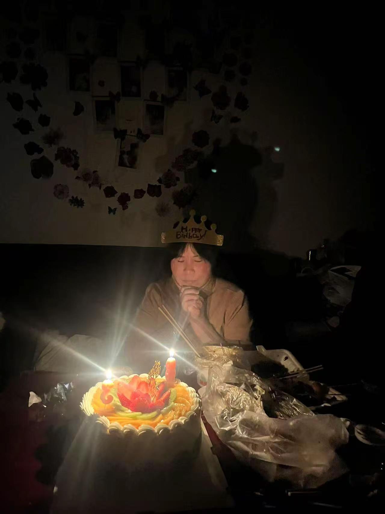 又老了一岁，今天晚上，有几个朋友来给我过生日陪他们多喝两杯，正好这段时间心情不好